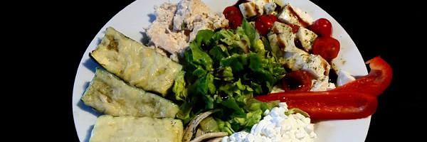 Gesunde Ernährung mit diversen Gemüsen und Salaten